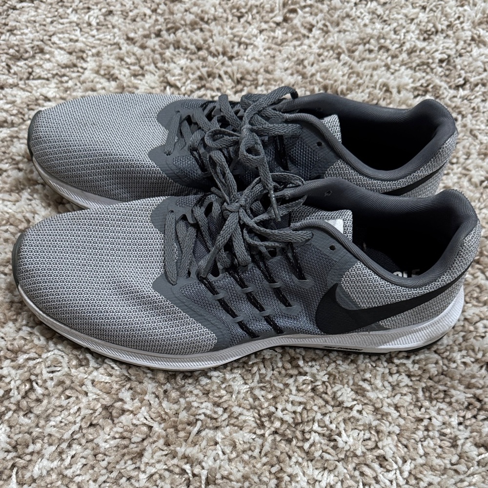 Nike Men's Black and Gray Athletic Shoes